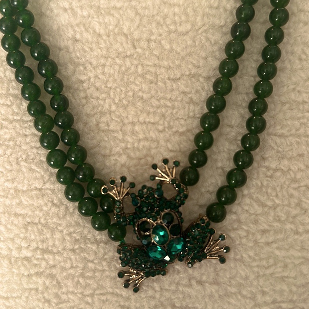 Dark green bead necklace with jewel Frog